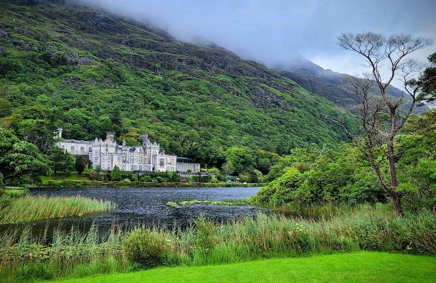 Discover Connemara - Guide to Holiday Homes and Top Attractions - Kylemore Abbey Connemara